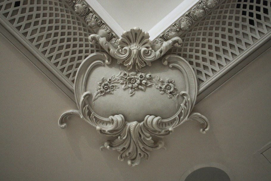 Лепнина на стенах розы