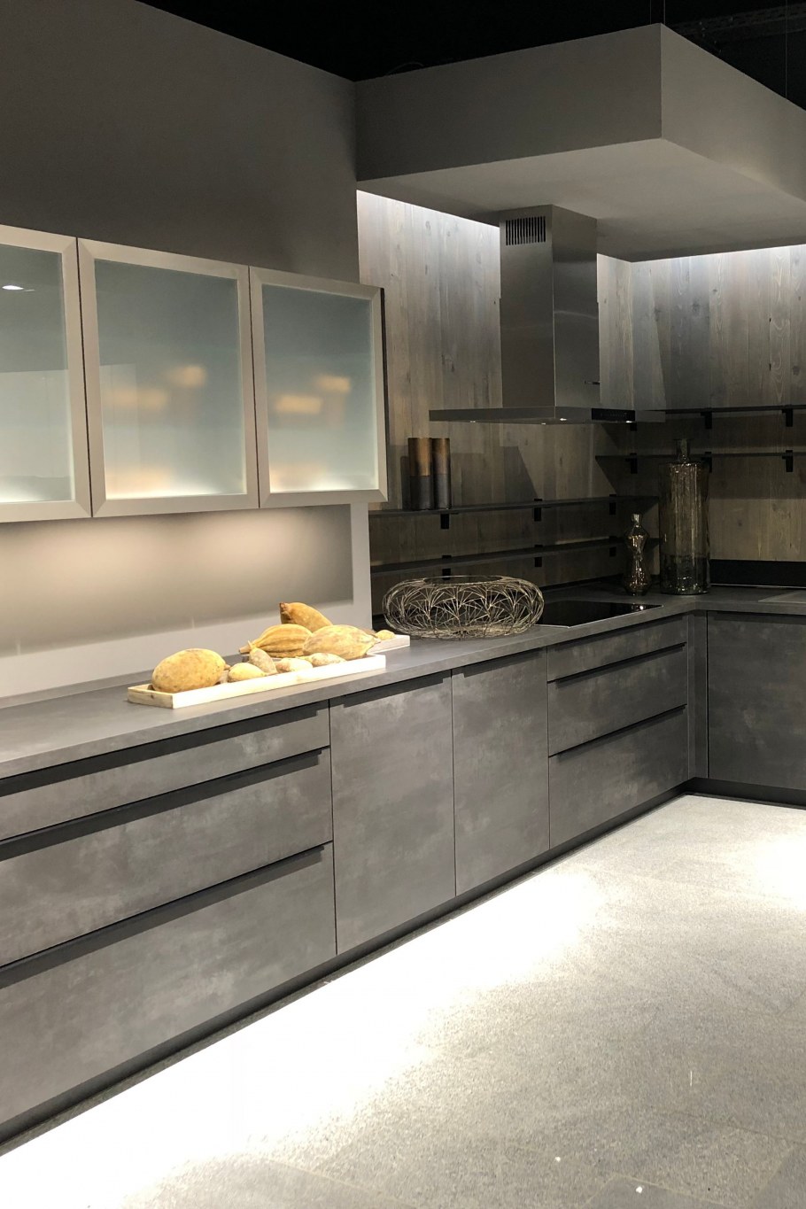 Кухня серый бетон