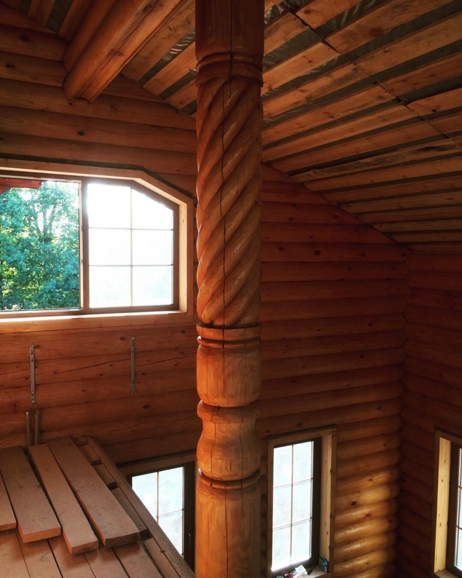 Деревянный дом с колоннами