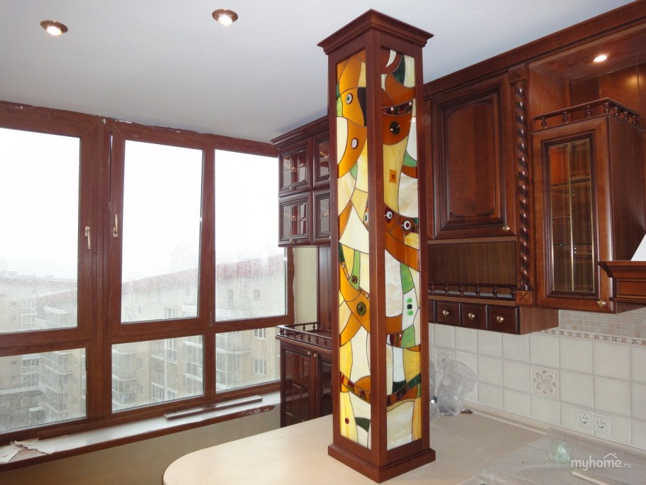 Кирпичная колонна в интерьере