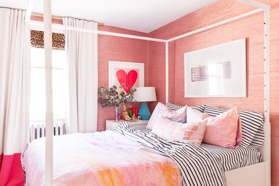 Розовый потолок в интерьере 2020