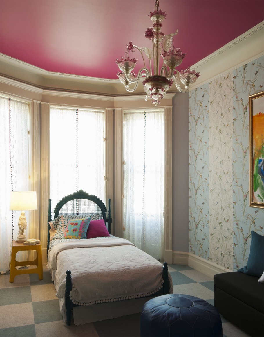 Спальня в бордовом цвете