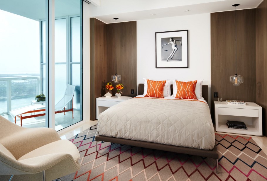 Шкаф над кроватью в спальне