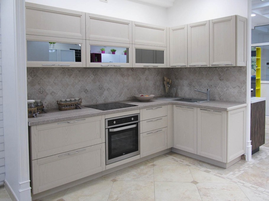 Серая кухня с мраморным фартуком