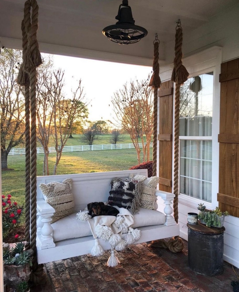 Веранда с качелью