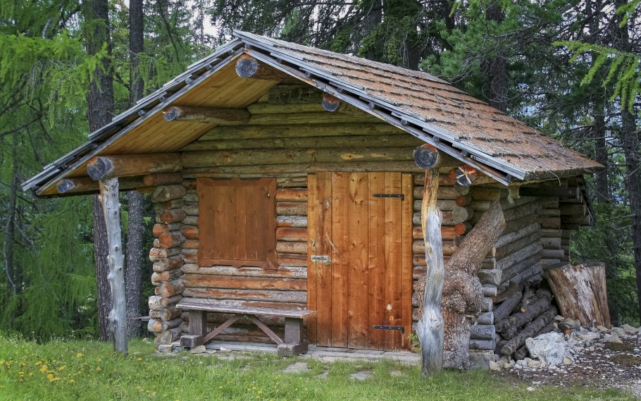 Охотничьи землянки избушки в лесу