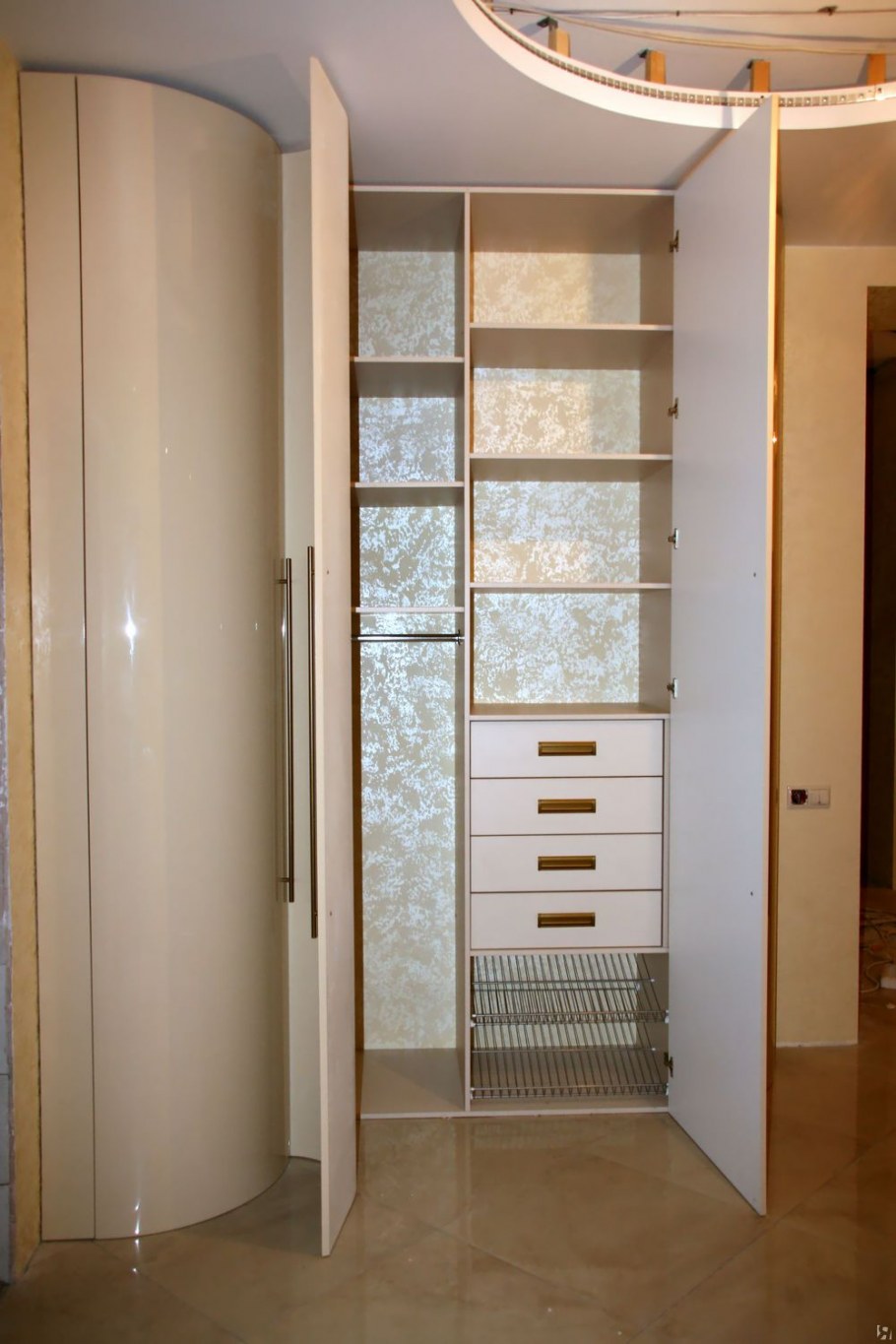 Угловой шкаф в однушке