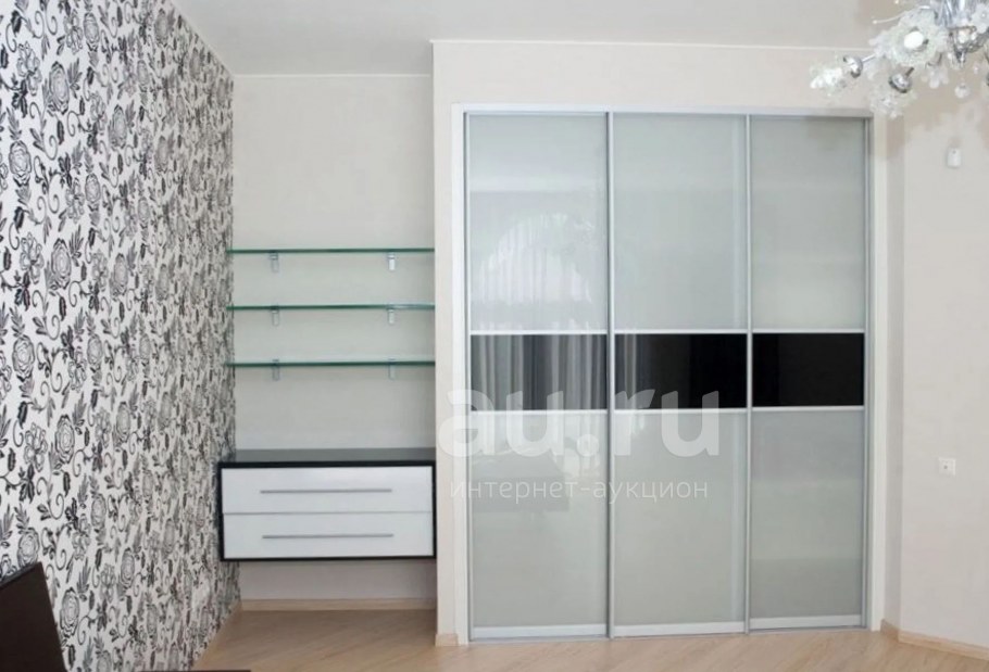 Шкаф купе с выдвижными ящиками