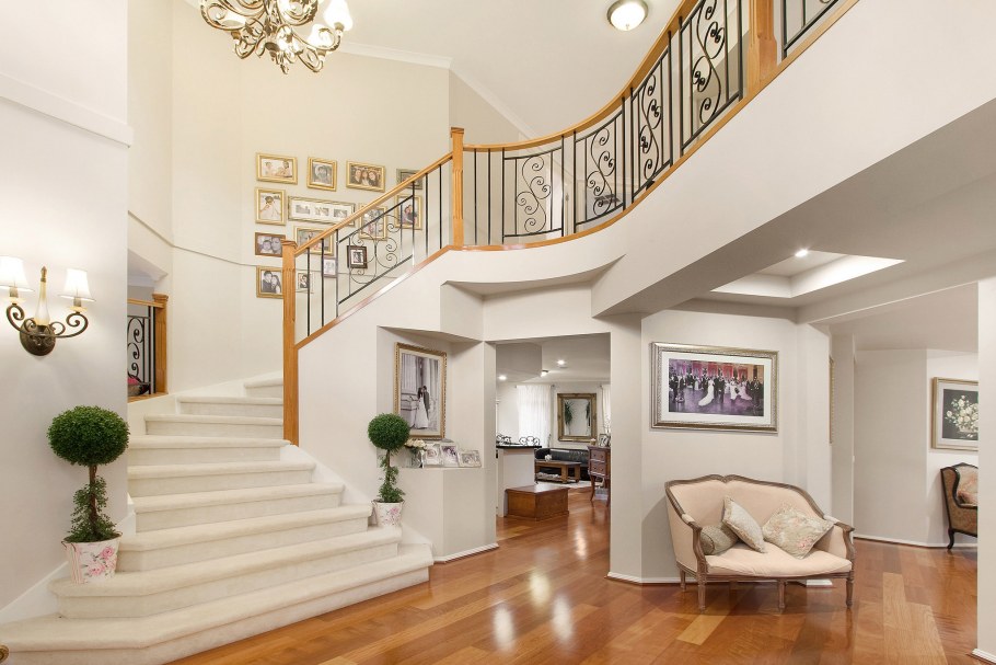 Гостиная в особняке с лестницей