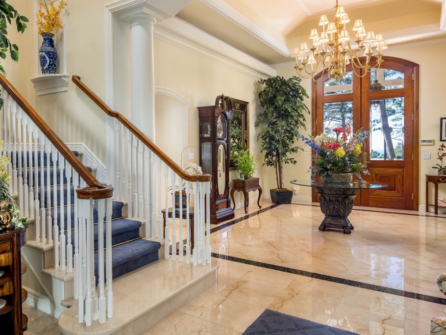 Американский Холл с лестницей