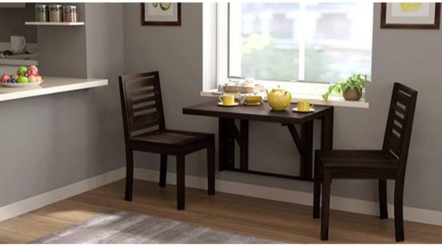 Стол от стены на кухне