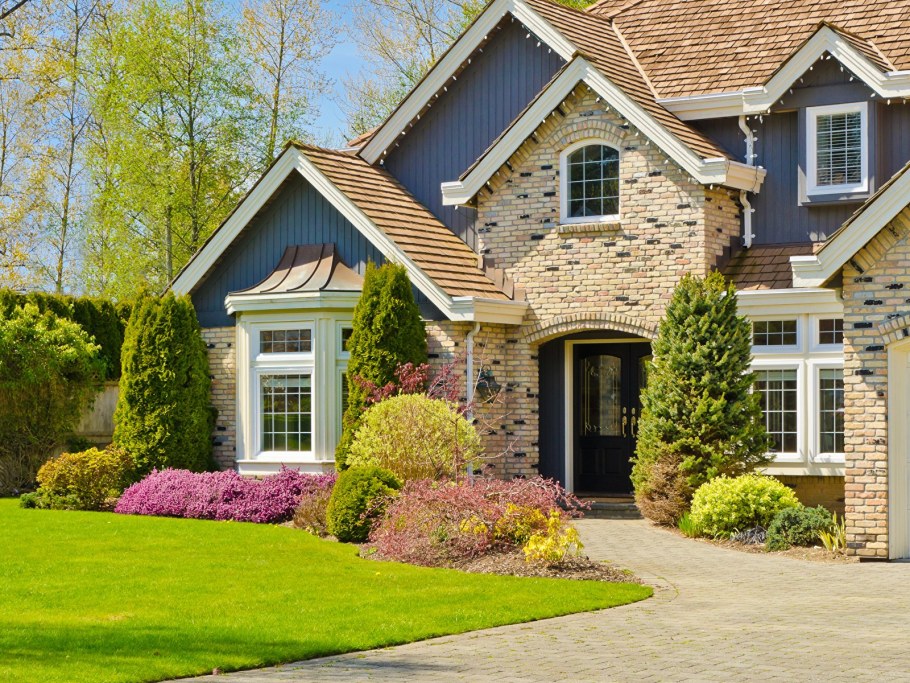 Красивый загородный дом