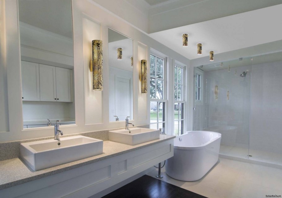 Интерьер ванной с окном