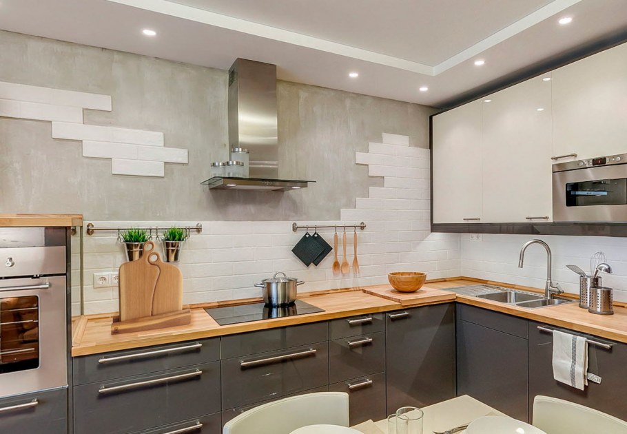 Кухня отделена плиткой на полу