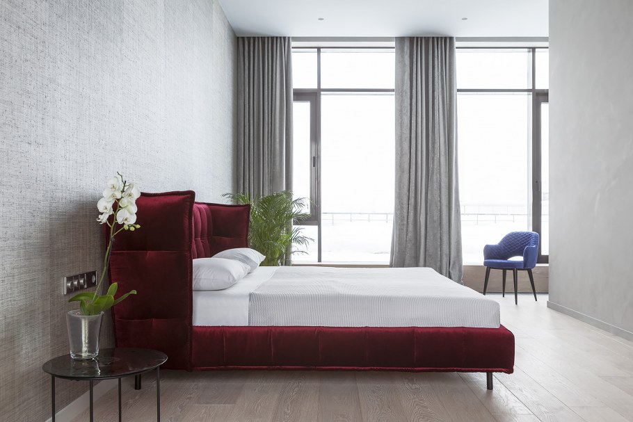 Красный натяжной потолок в спальне