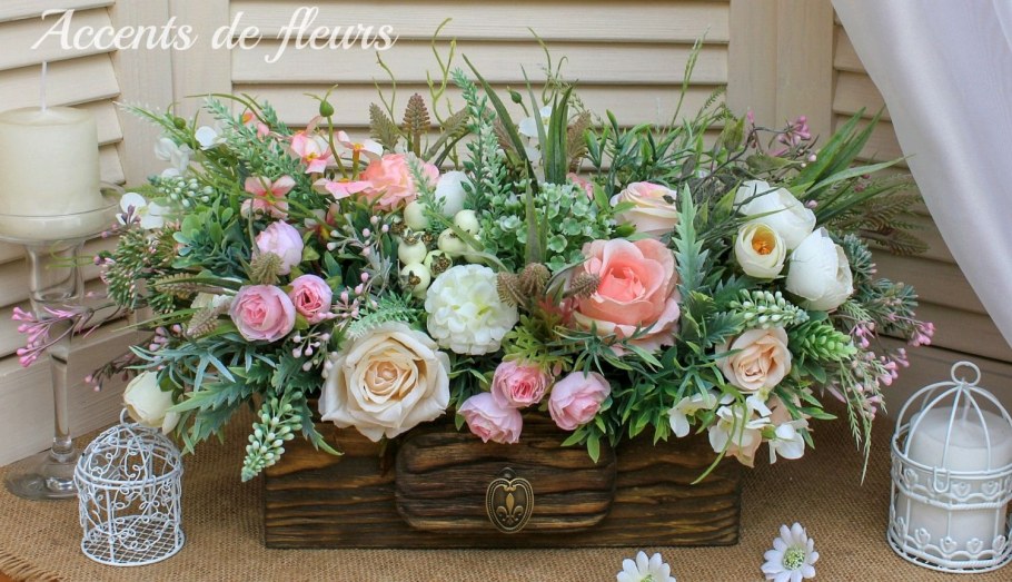 Композиция из искусственных цветов в ящике