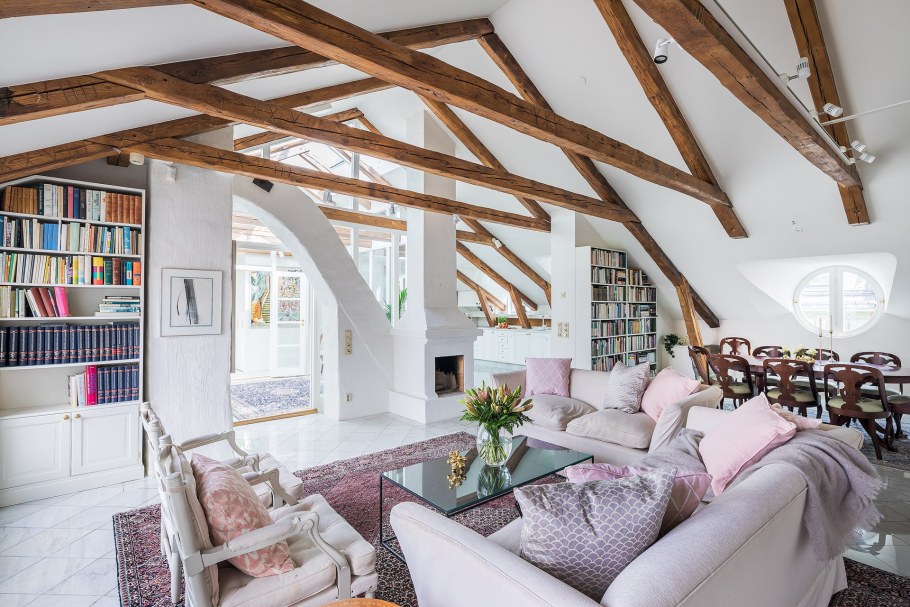 Гостиная с потолком под крышу