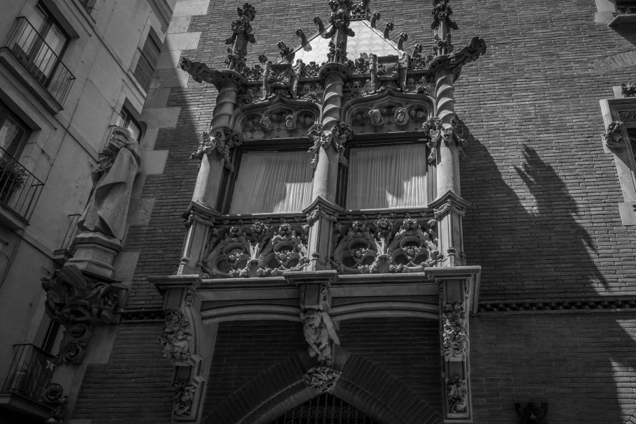 Готический балкон