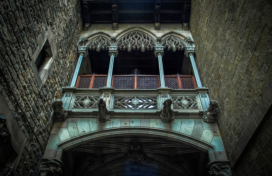 Готический балкон