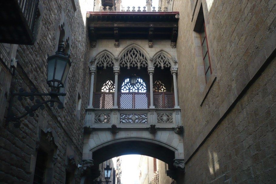 Стеклянная беседка с камином