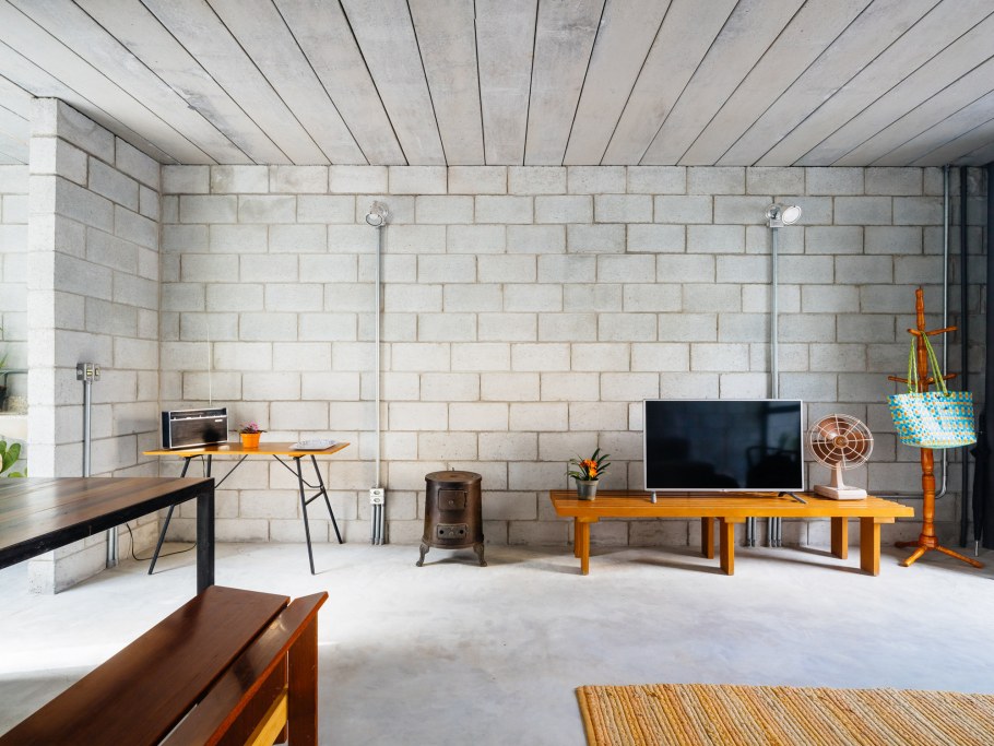 Кирпич в интерьере лестницы