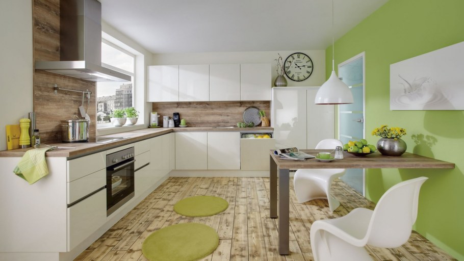 Бело черная кухня с деревянной столешницей