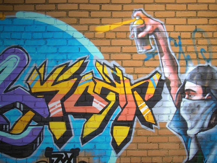 Баллончиком на стене