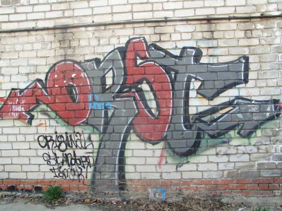 Надписи баллончиком на стене