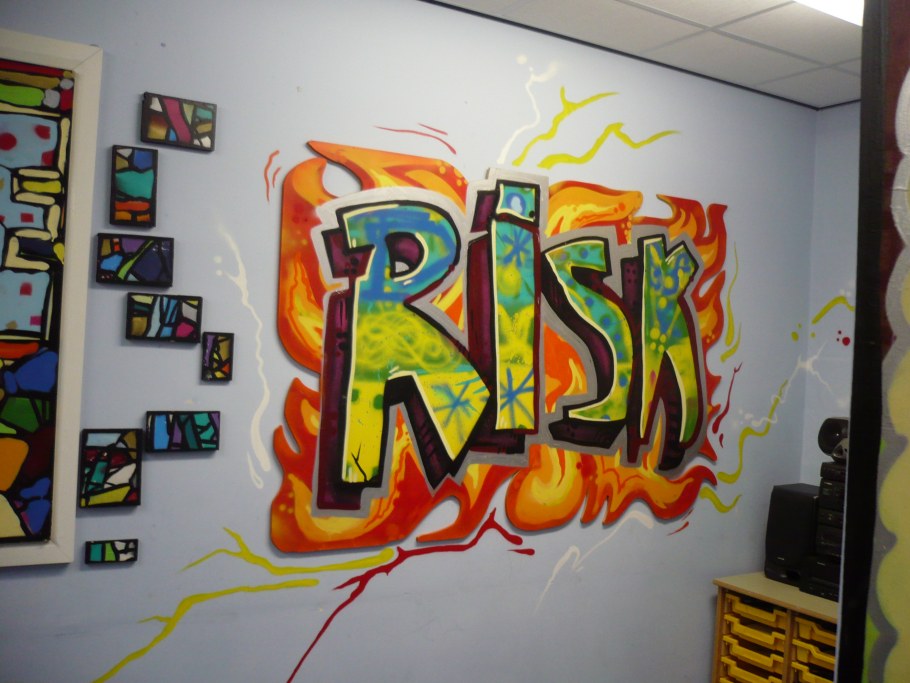 Рисование граффити на стенах