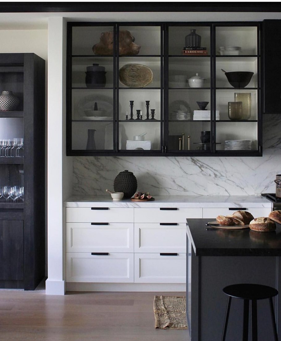 Стеклянные шкафы на кухне