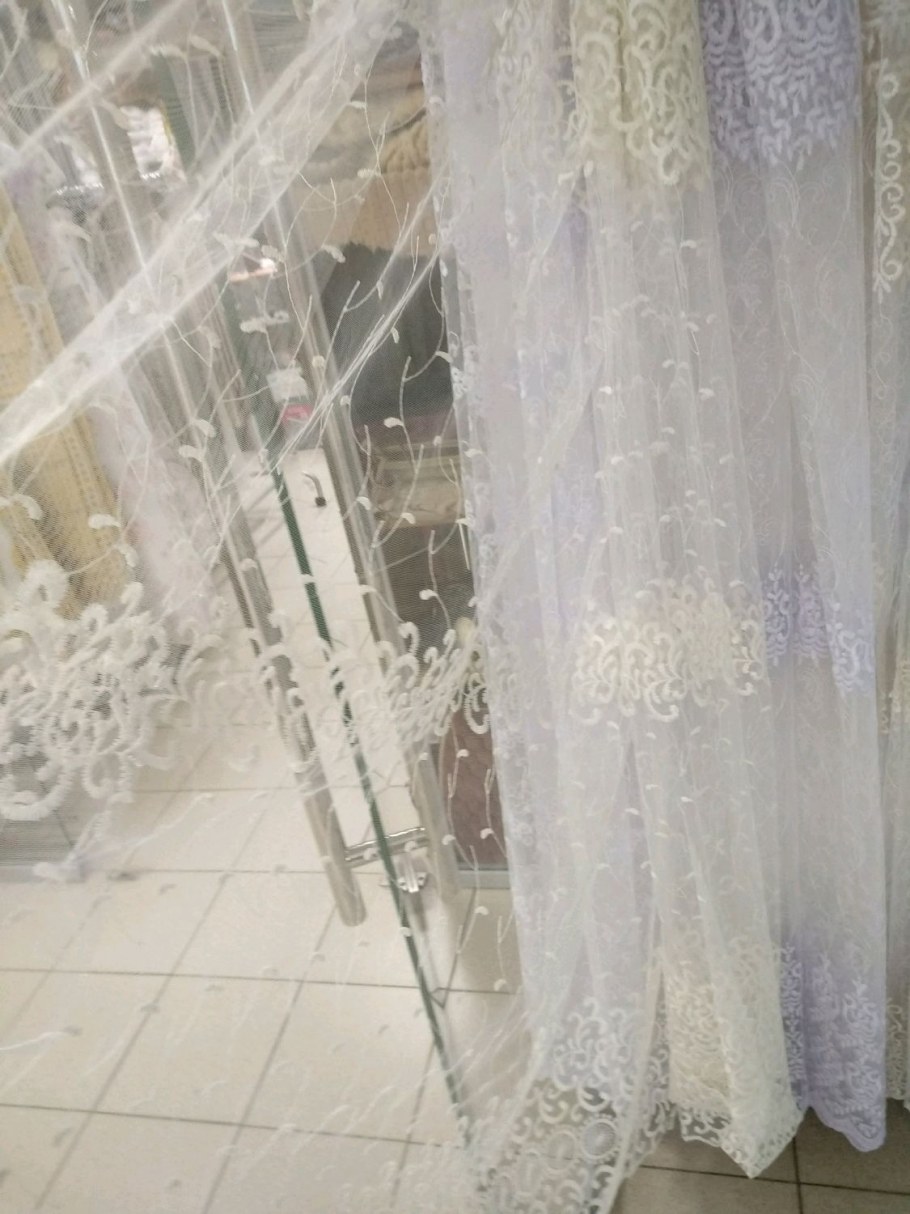 Тюль с вышитыми розочками