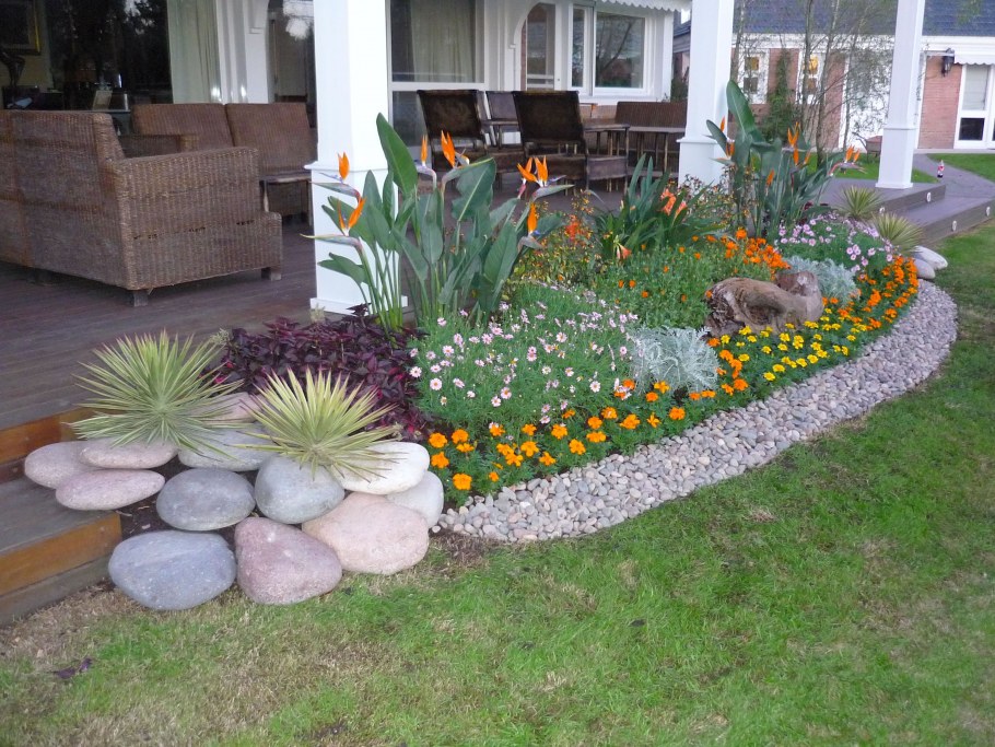 Клумба посреди двора