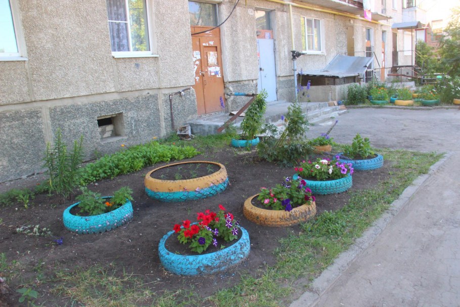 Клумбы во дворе