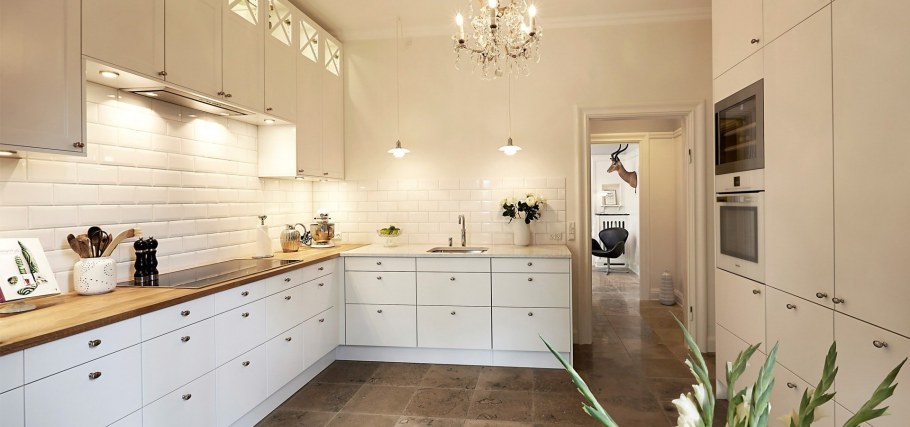 Белая плитка на кухне