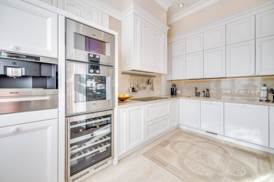 Квадратная светлая кухня в неоклассическом стиле