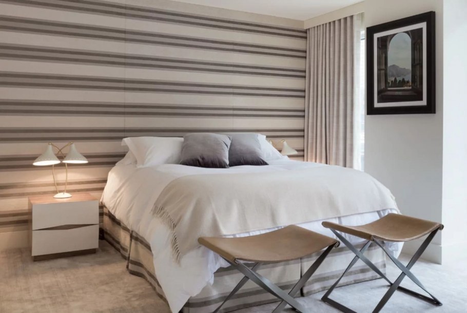 Полосатые стены в спальне