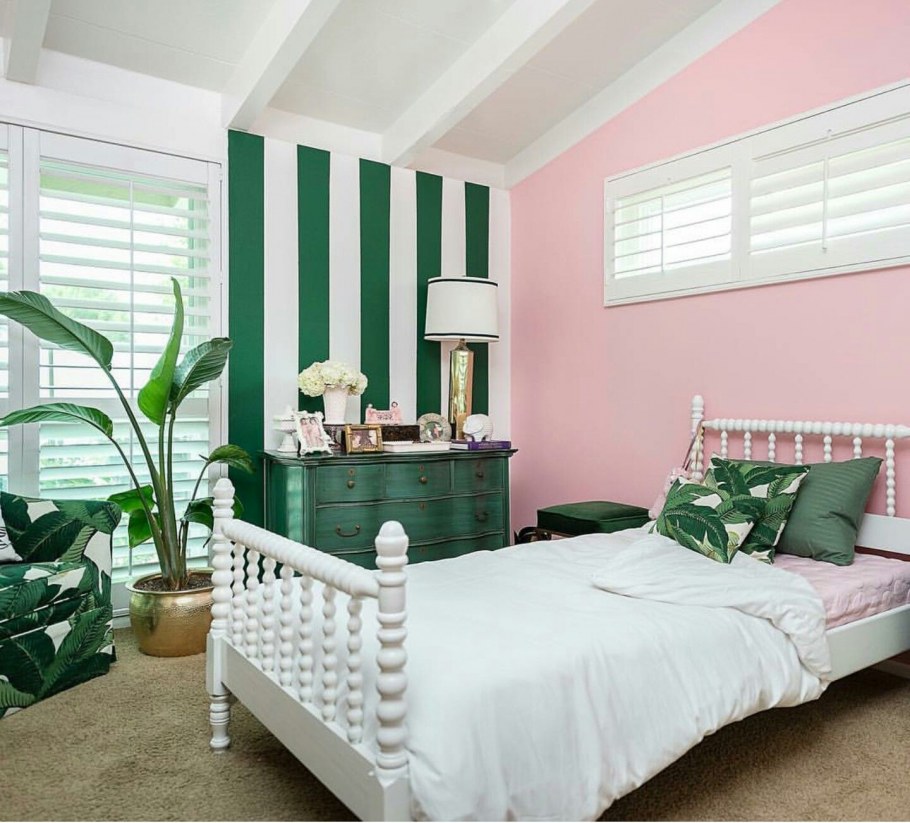 Спальня в розово зеленых тонах