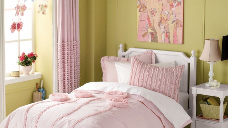 Спальня с оливково-розовыми оттенками