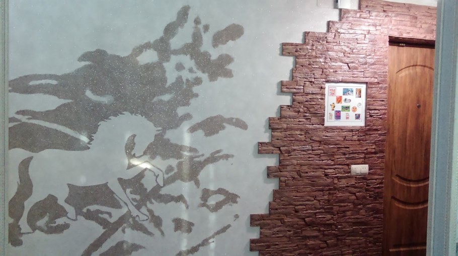 Нанесение жидких обоев на стену