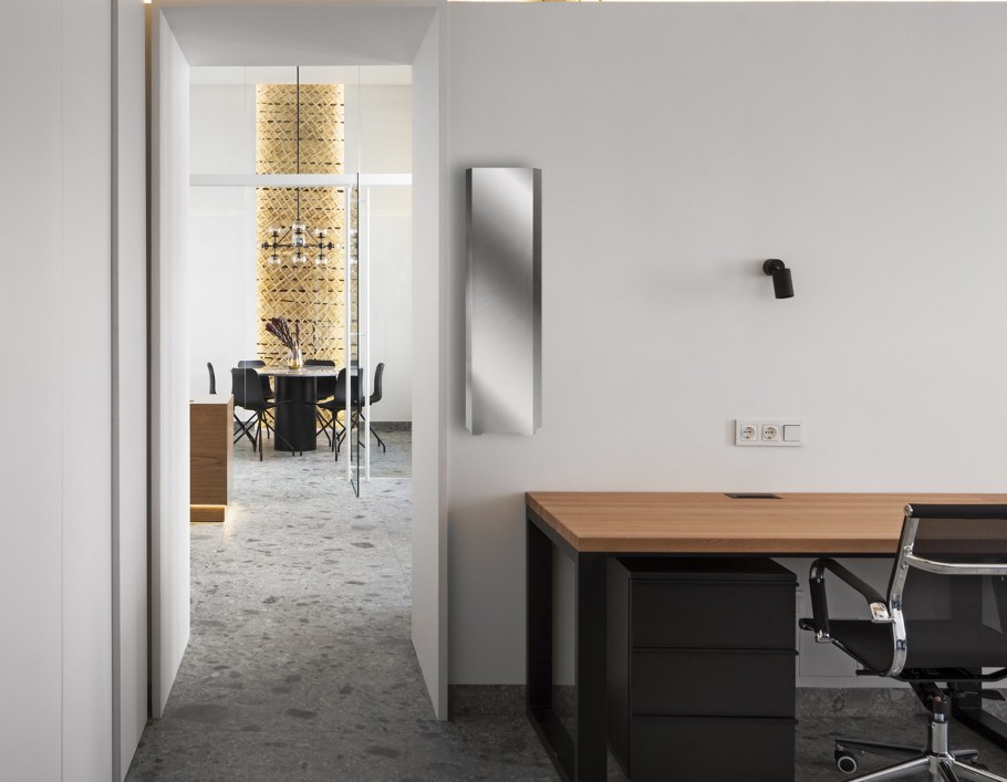 Офис с белыми стенами