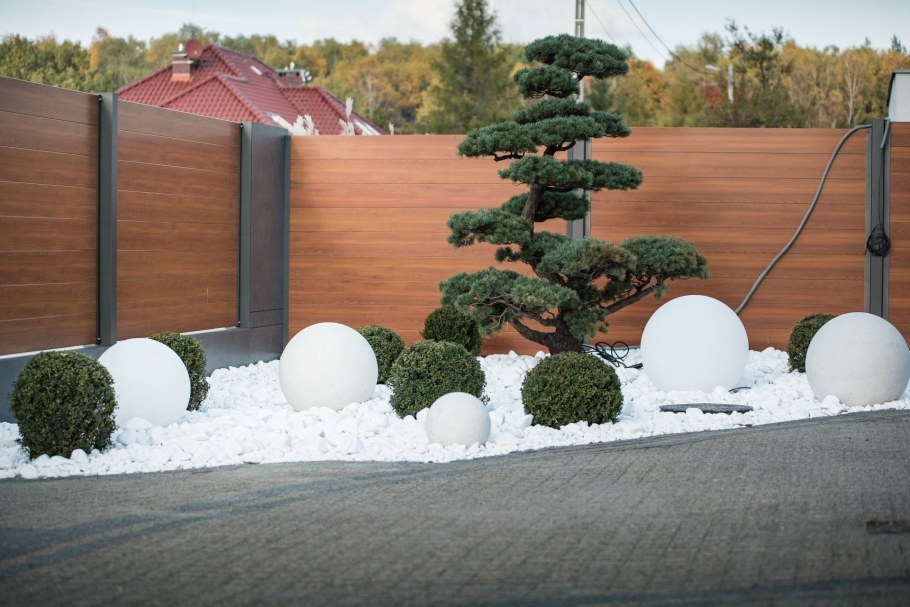 Белые каменные шары