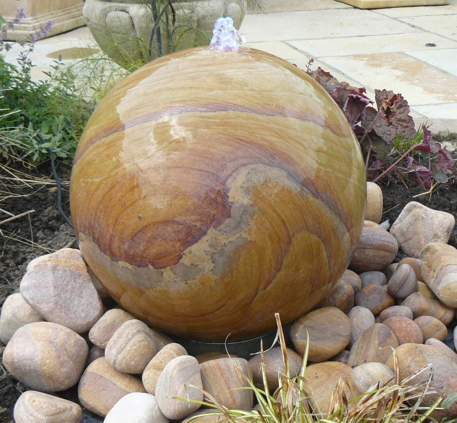 Каменные шары в саду