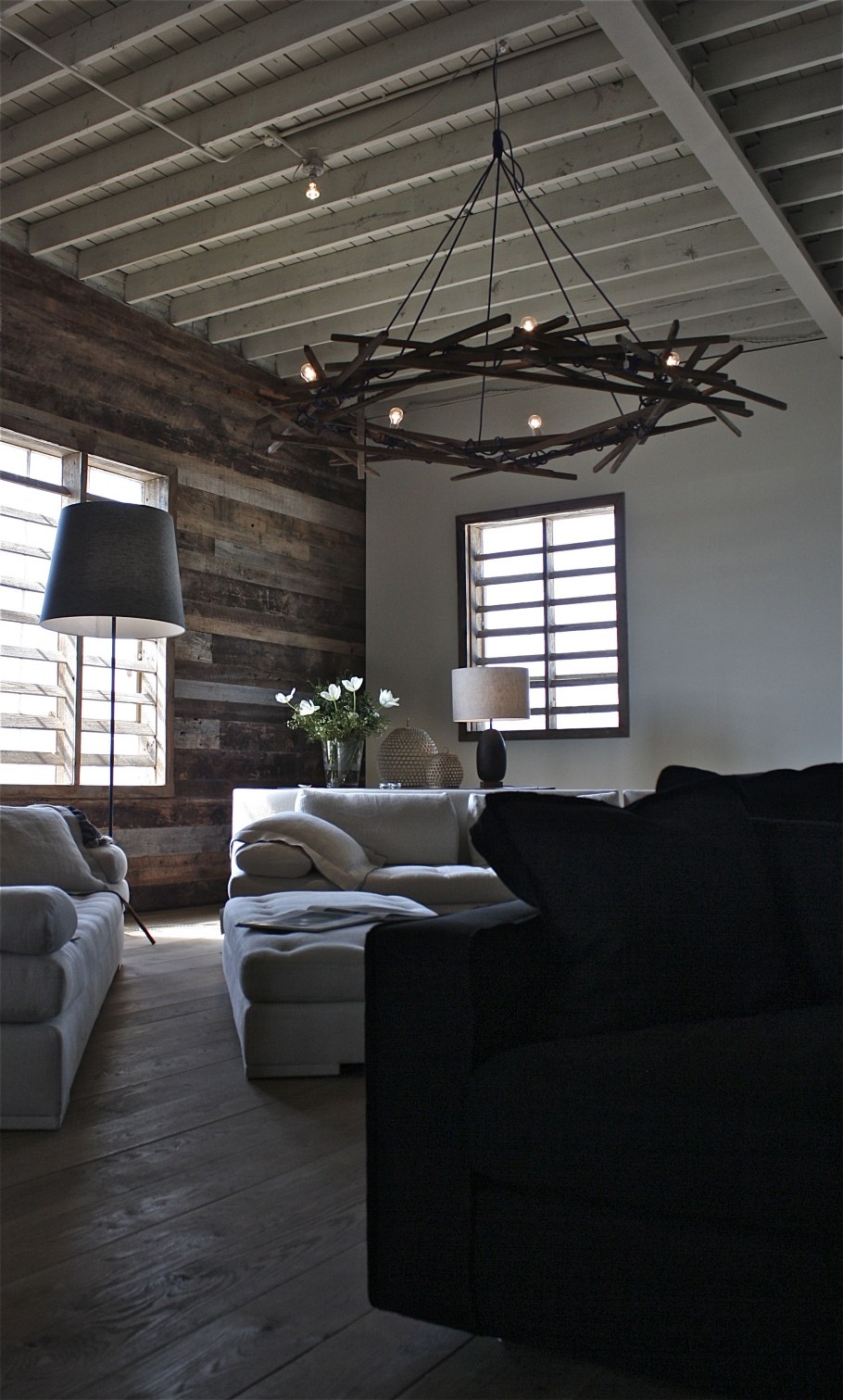 Светильники в интерьере Шале