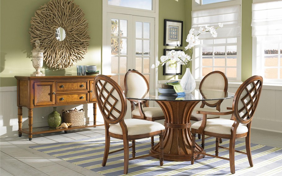 Винтажный обеденный стол в современном интерьере