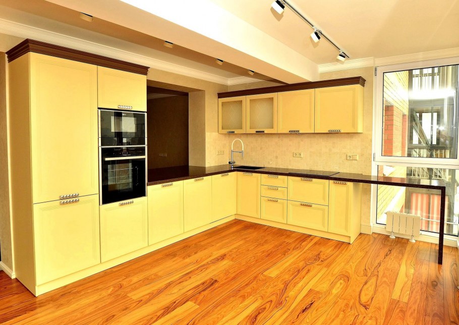 Кухня с широкими шкафами
