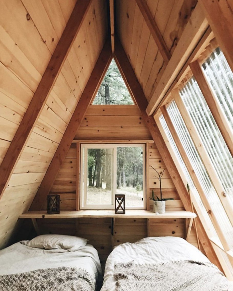 Треугольный домик для дачи