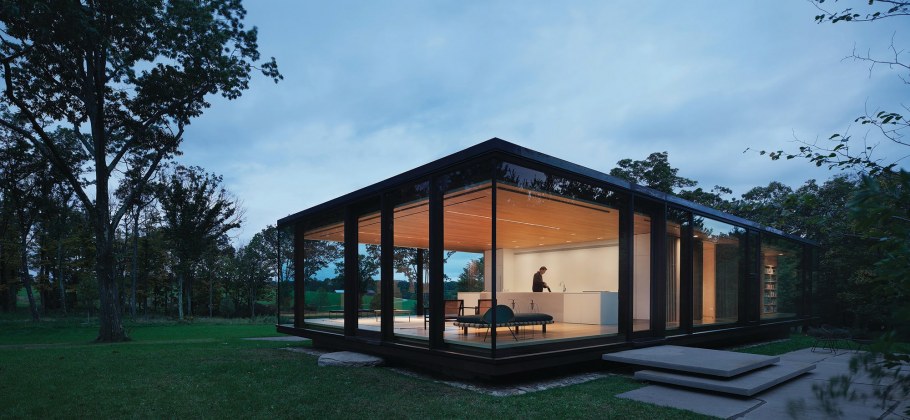 Одноэтажный дом с панорамным остеклением