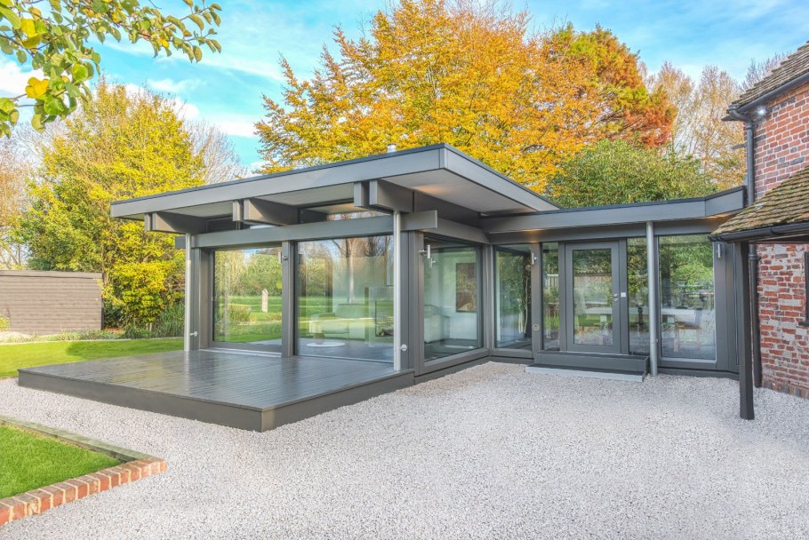 Фахверк с плоской крышей и стеклянными стенами