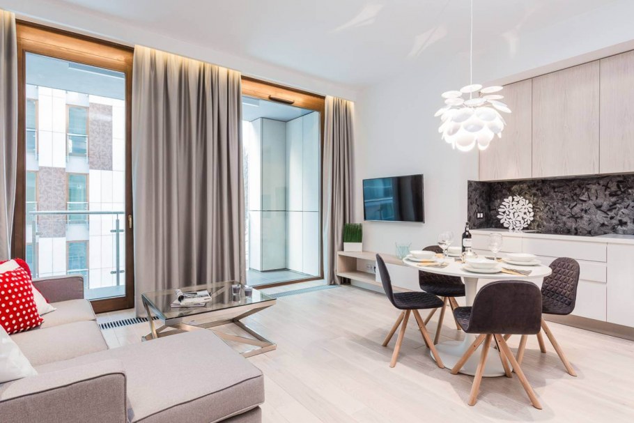 Кухня студия с панорамными окнами