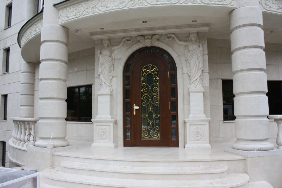 Фасад из мрамора